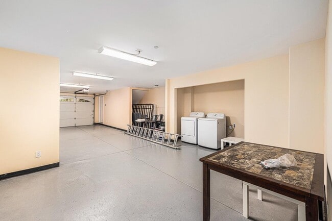 Building Photo - 2531 Wallace St