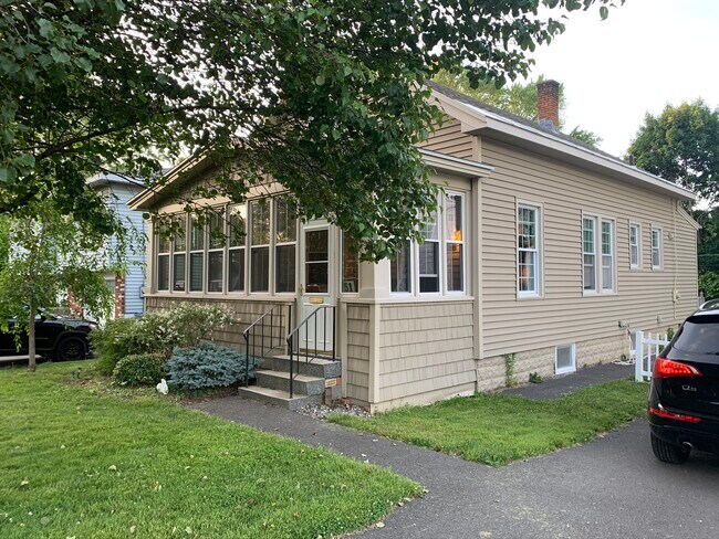Quiet setting near neighborhood park - 51 Greenway
