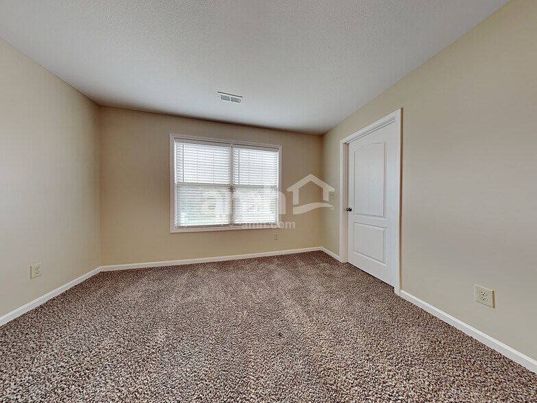Building Photo - 825 Lightfoot Way