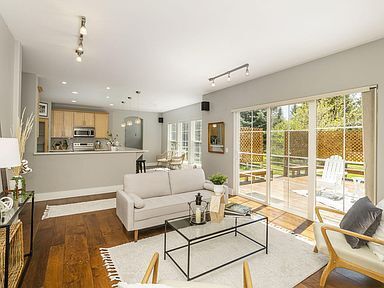 Building Photo - This light filled & charming home in a convenient location!