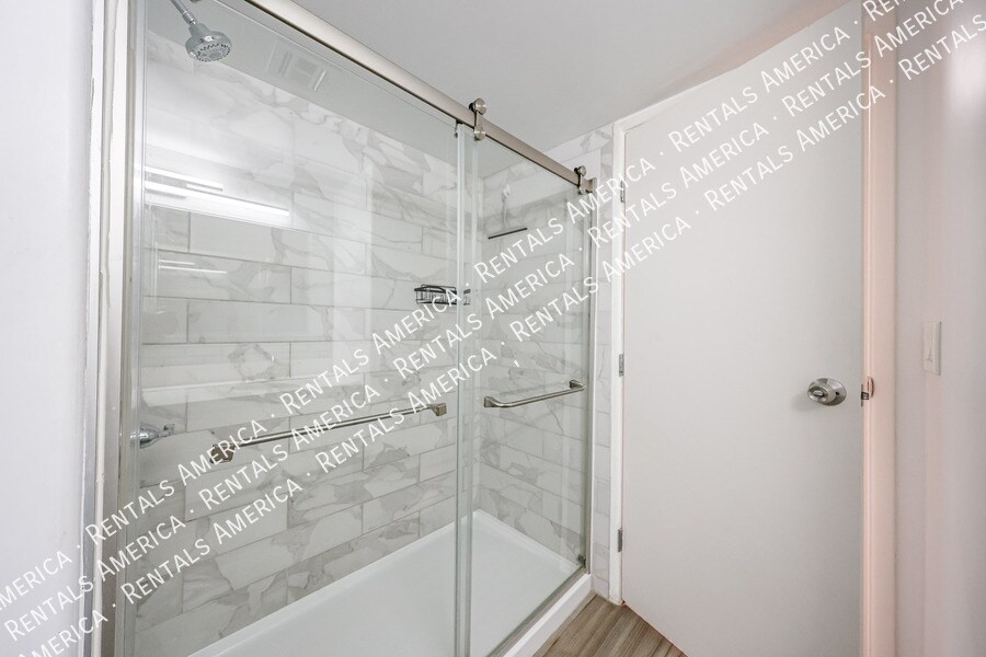 Building Photo - 1601 W Sunnyside Dr