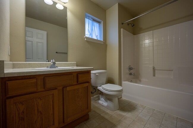 Building Photo - Spacious 3 Bedroom 2.5 Bathroom Rental Pro...