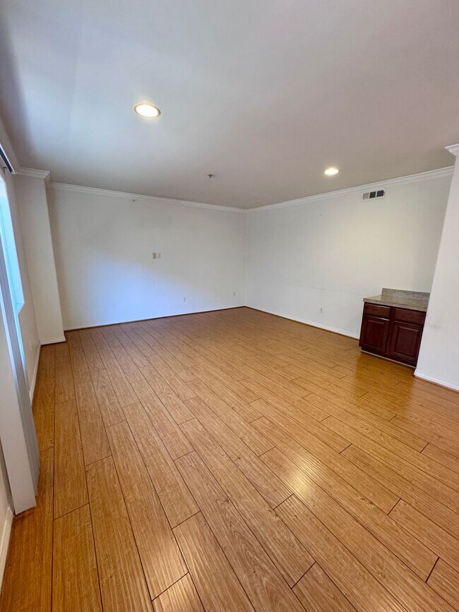 Building Photo - 3 Bedroom 2 Bath Penthouse condo in Van Nuys