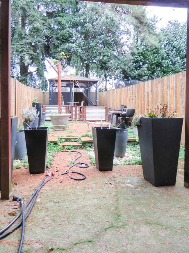 Building Photo - 2 Bedroom Plus Bonus Room - Tigard Townhom...