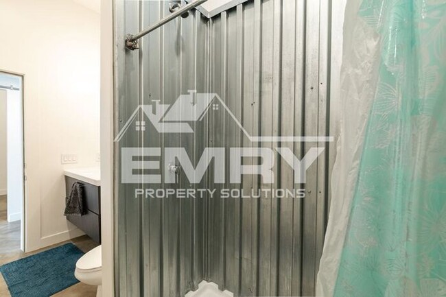 Building Photo - Prime Commercial Office Space Available Beverly Blvd Los Angeles