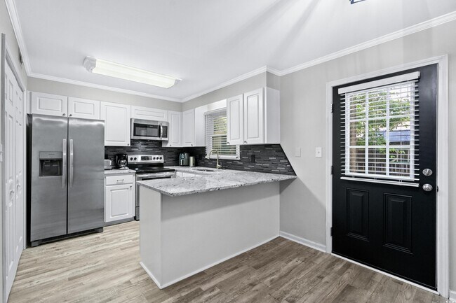 Building Photo - 715 Pine Dr