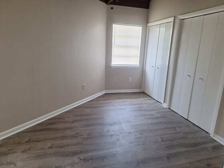 Apt A bedroom - 1325 Lake Ave