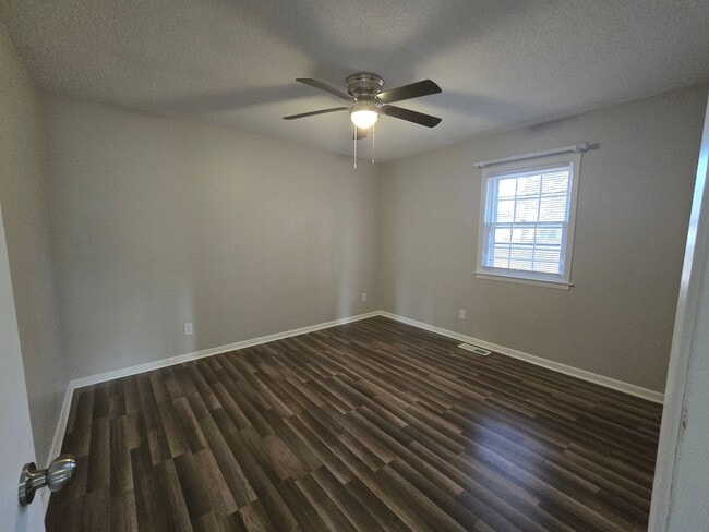 Building Photo - New Listing!!