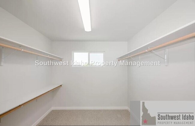 Building Photo - 8140 E Sunray Dr