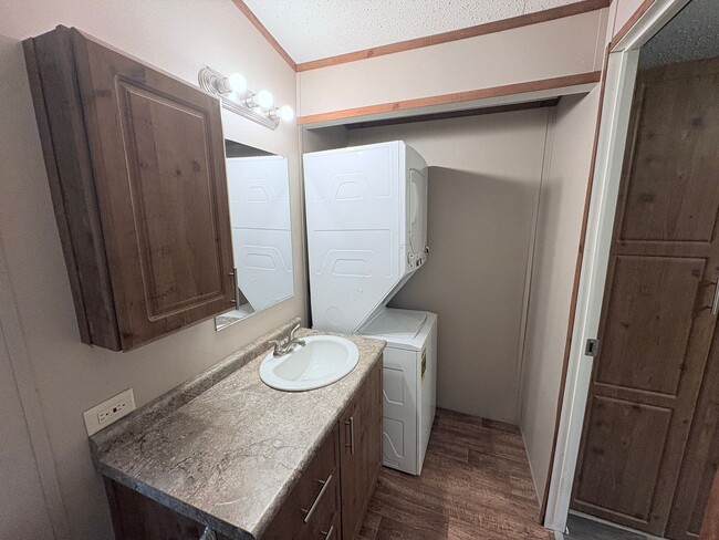 Building Photo - 930 Cedar Village Ln