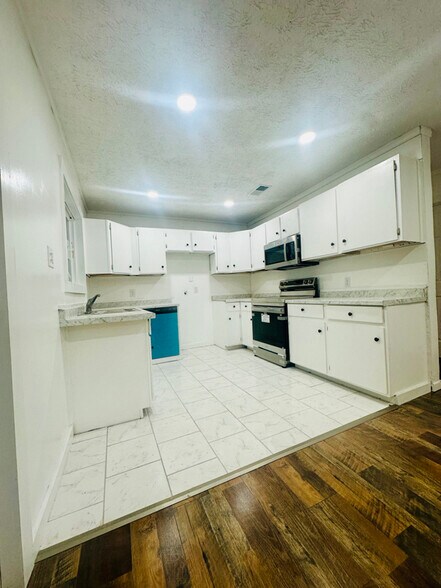 Building Photo - 2098 Pinecroft Cir