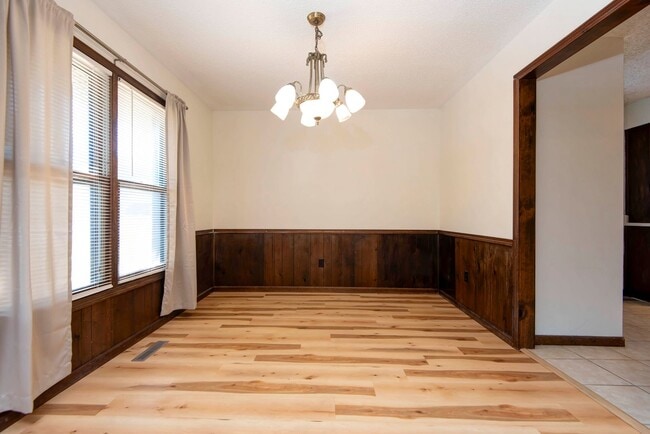 Building Photo - 3839 N Stewart Ave