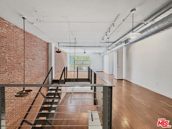 Primary Photo - 510 S Hewitt St