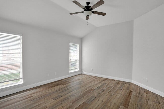 Building Photo - Cute, Quiet and ready NOW