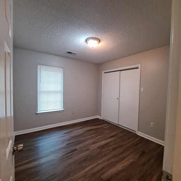 Building Photo - Welcome to this charming 3 bedroom, 2 bath...