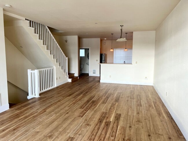 Building Photo - Townhome in Bremerton with beautiful view.