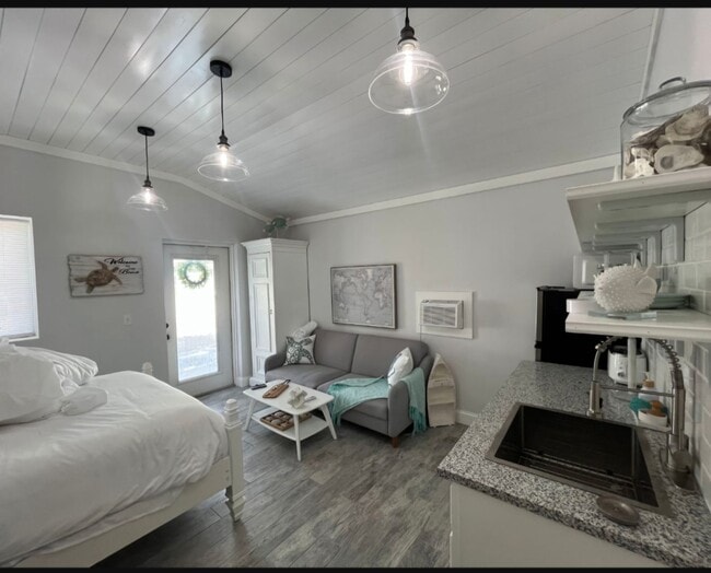 Building Photo - SINGLE OCCUPANCY EFFICIENCY FOR RENT