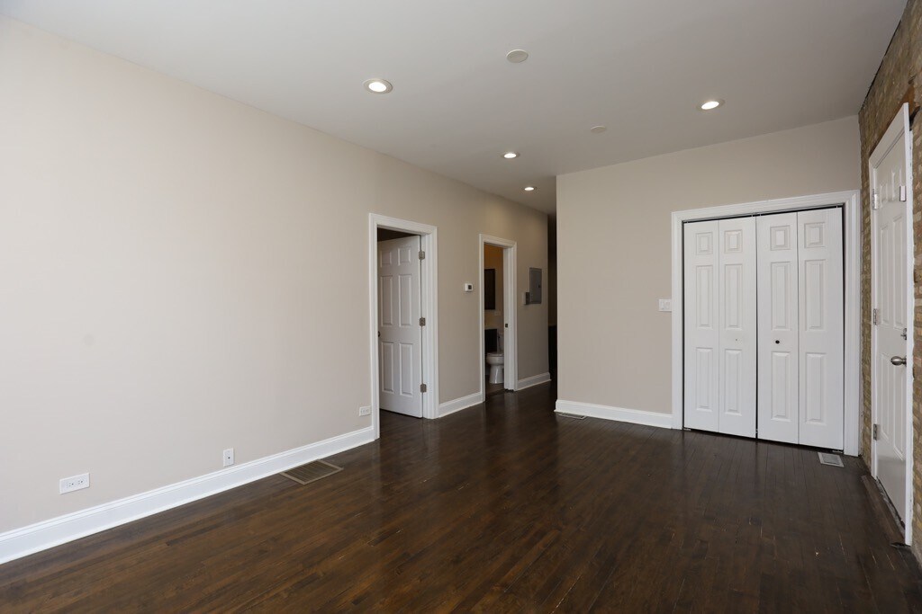 Building Photo - 2019 N Hoyne Ave