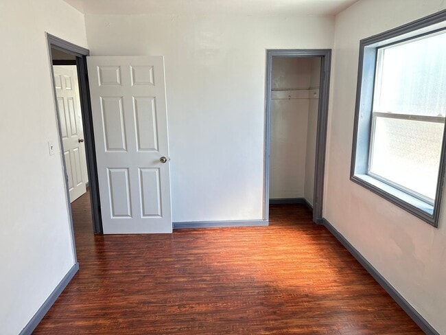 Building Photo - 3 Bedrooms 1  Bathroom  House In a Quiet A...