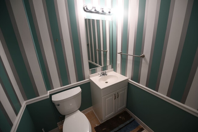 Building Photo - Gorgeous 4 BR 2+2 Baths Colonial - Finished Walk-Out Basement and Car Garage