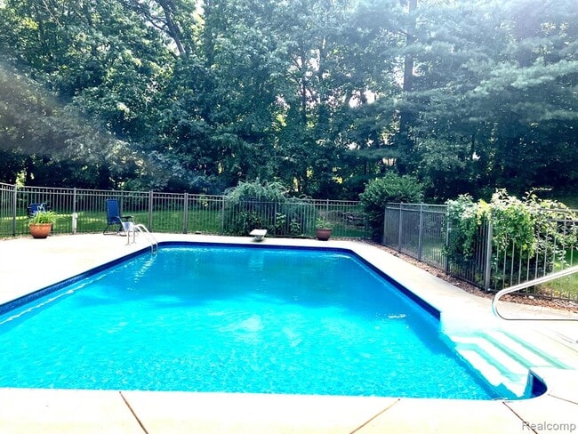 Building Photo - 6588 White Pines Dr
