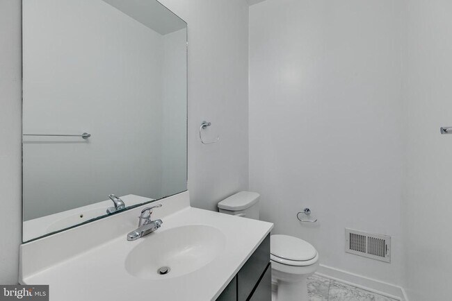 Building Photo - 220 W George St