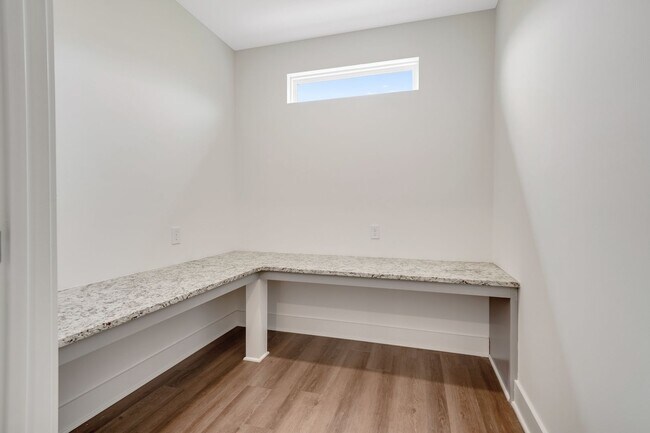 Building Photo - Great Split Level Floor Plan with Bonus Office!