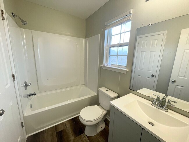 Building Photo - Large Home in Great Location close to USC