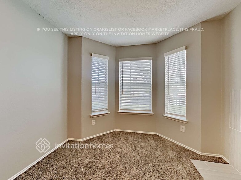 Building Photo - 9218 Oak Hollow Dr