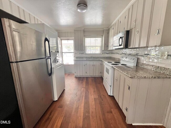 Building Photo - 807 N Ellis Ave