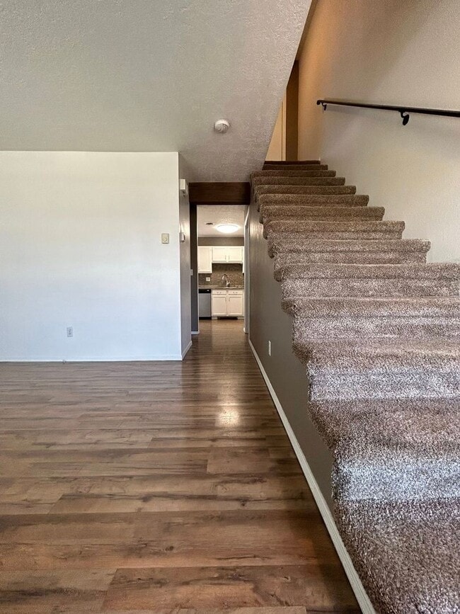 Building Photo - Lovely, Updated Townhome for Rent