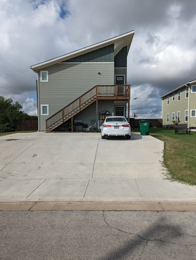 Outside large driveway parking - 802 Hallie Cv