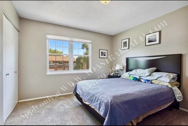 Building Photo - Updated 3Bed/2.5 Bath Duplex in Gladstone-...