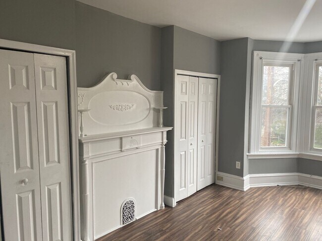 Building Photo - ? Available 11/1 – Renovated 4-Bedroom Hom...