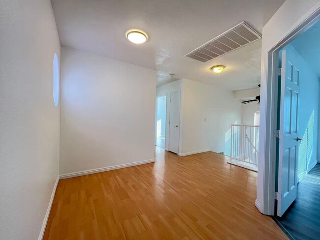 Building Photo - Stunning 5 bedroom, 2.5 bathroom home