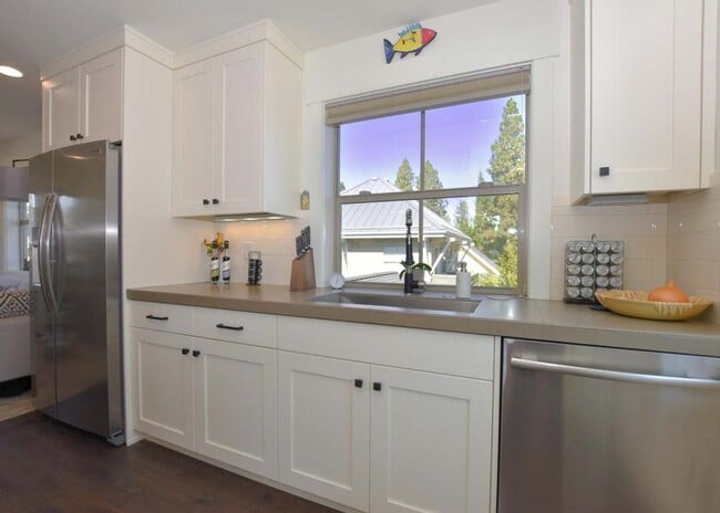 Building Photo - Charming 1 Bedroom Furnished Condo in NWX!