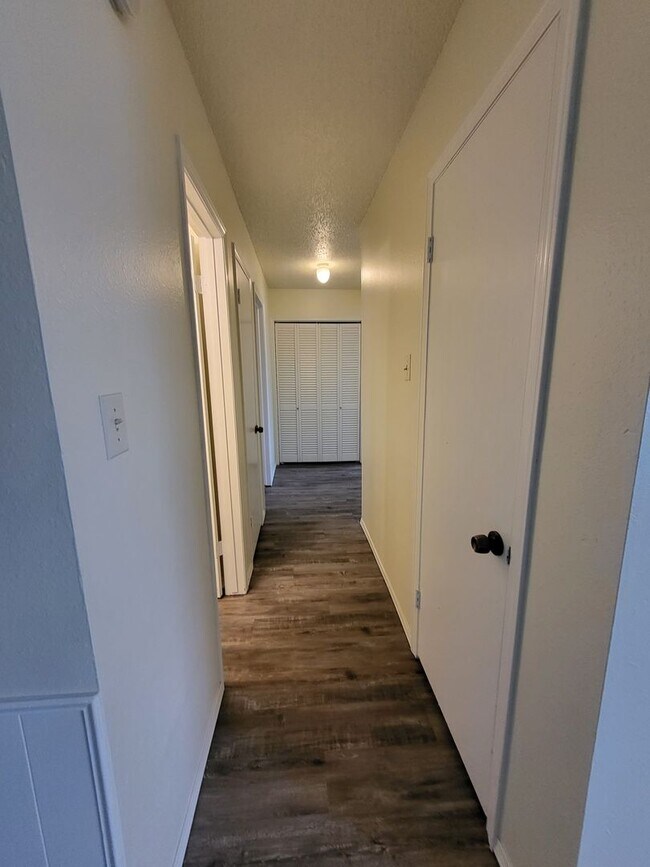 Building Photo - (3) Bed/(1.5) Bath Avail NOW!