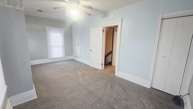 Building Photo - 457 W 5th St