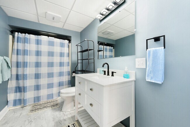 Building Photo - 444 Oneida St