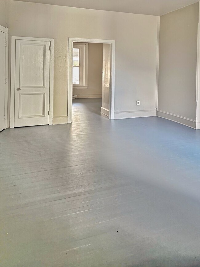 Building Photo - 422 W Allen St