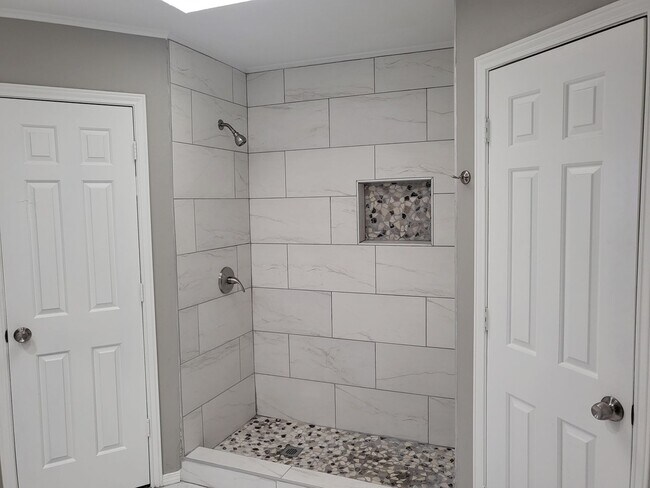Building Photo - Charming 3bd 2 bth