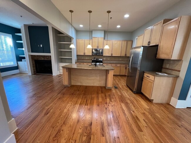 Building Photo - Stunning 2 bed 2.5 Condo!