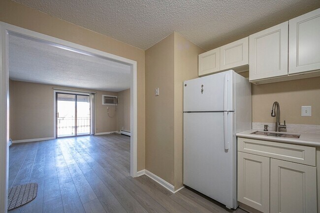 Building Photo - 645 W Lowell Ave