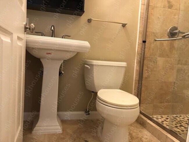 Building Photo - 2570 Northside Dr NW