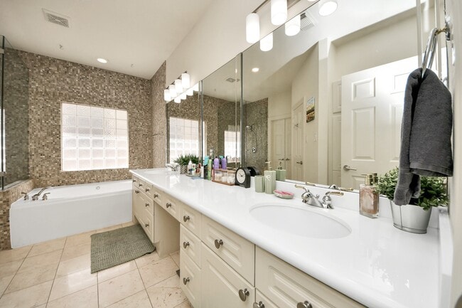 Building Photo - 825 Rosine St