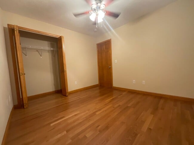 Building Photo - Short term - Clean and tidy 3 bedroom/1 bath near Cherokee Park