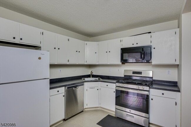 Building Photo - 69 Amberly Ct