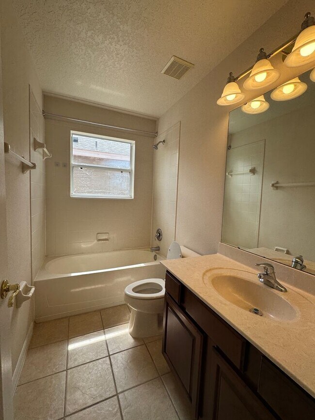 Building Photo - Spacious house with 6 bedrooms and 4.5 bathrooms to call home