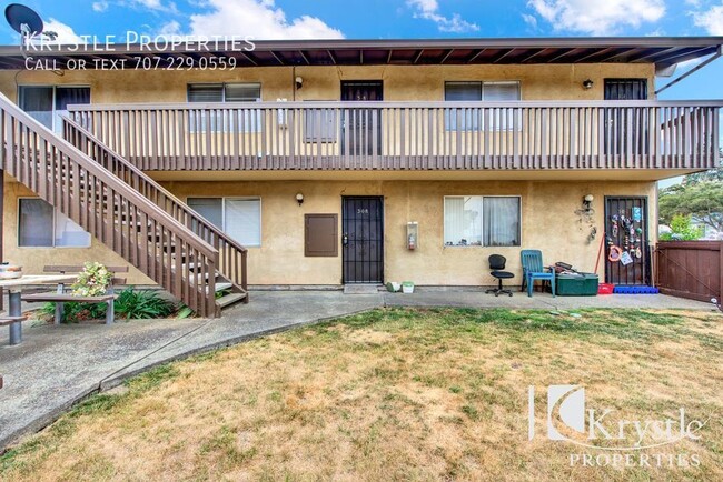 Building Photo - Nice 1 bdrm apt with off-street parking an...