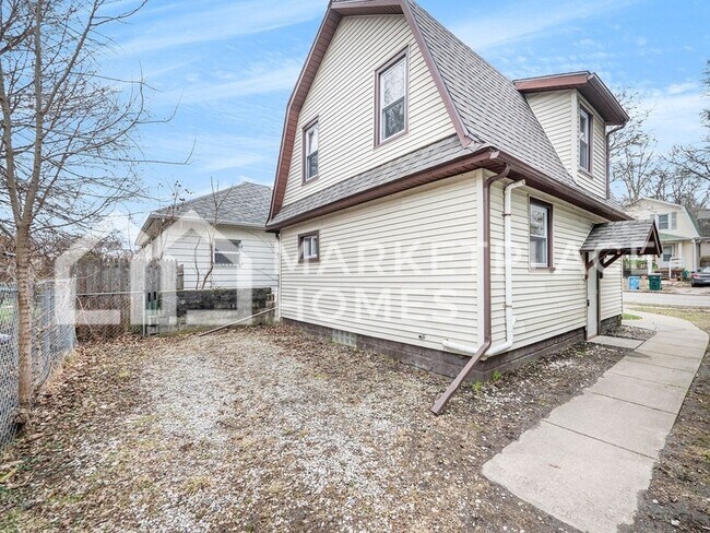 Building Photo - 1105 May St